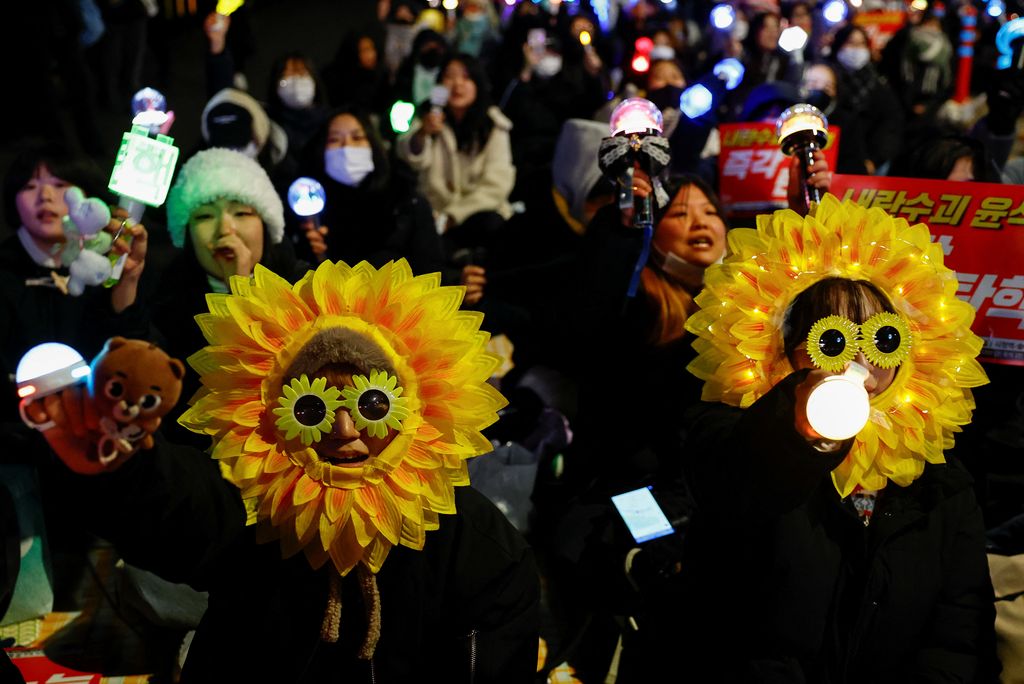 Demonstran menghadiri aksi protes di luar gedung parlemen Korea Selatan (Korsel), saat sidang pleno untuk voting pemakzulan Presiden Yoon Suk Yeol digelar. Dalam aksinya, para demonstran menuntut Yoon untuk segera mundur dari jabatannya. (REUTERS/Kim Kyung-Hoon)