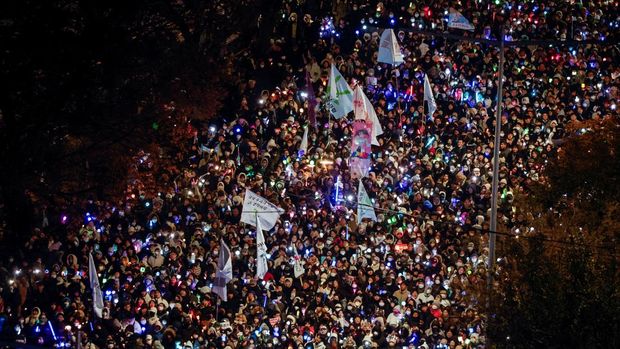 Demonstran menghadiri aksi protes di luar gedung parlemen Korea Selatan (Korsel), saat sidang pleno untuk voting pemakzulan Presiden Yoon Suk Yeol digelar. Dalam aksinya, para demonstran menuntut Yoon untuk segera mundur dari jabatannya. (REUTERS/Kim Soo-hyeon)