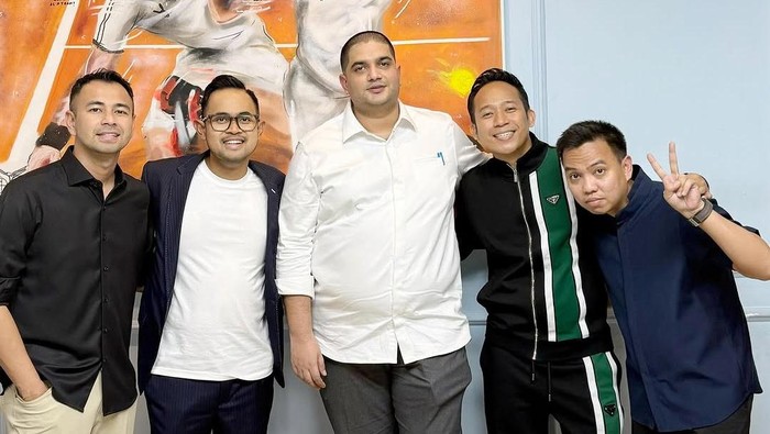 Denny Cagur dan Raffi Ahmad bersama teman-teman satu circle.