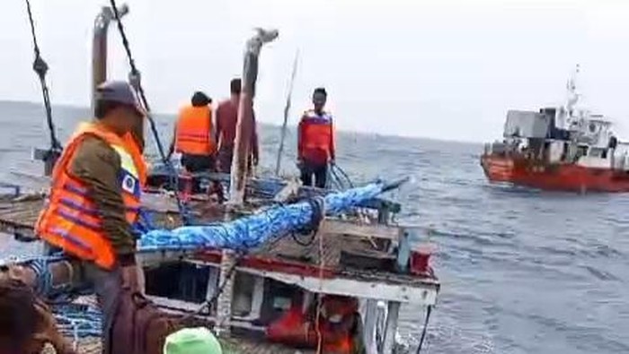 Detik-detik penyelamatan penumpang KLM Lorena yang tenggelam di perairan Situbondo.
