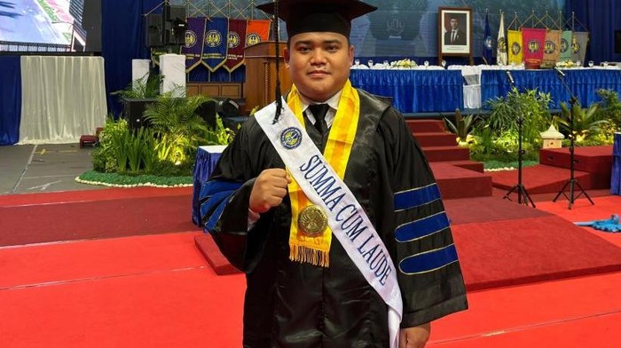 Enggis, doktor muda yang baru berusia 25 tahun