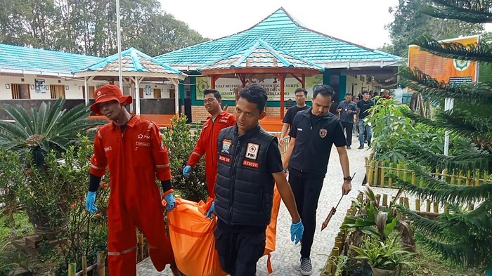 Evakuasi pasien rehabilitasi narkoba di Palembang yang tewas.
