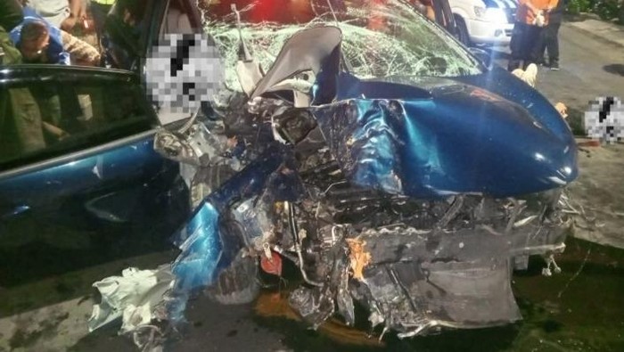 ford fiesta tabrak motor pengangkut sampah