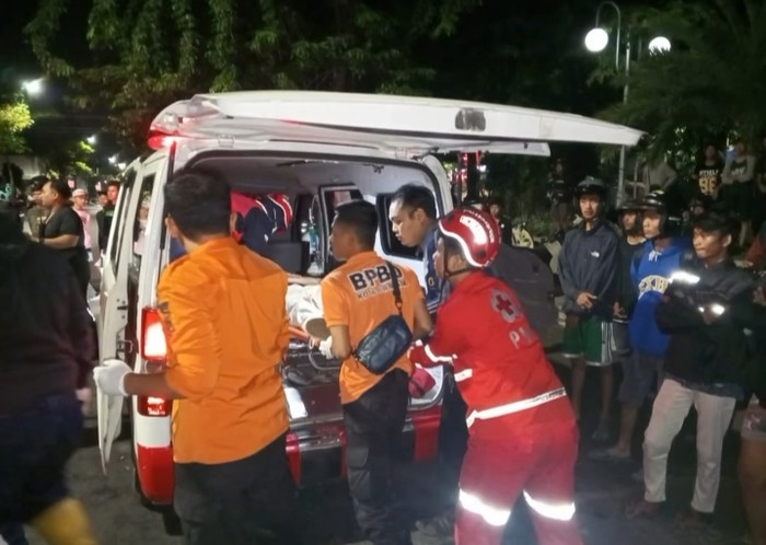 ford fiesta tabrak motor pengangkut sampah