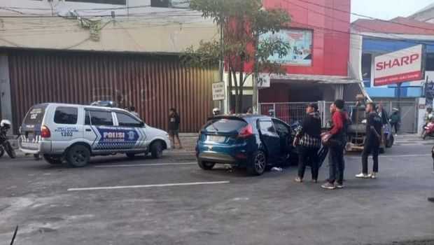 ford fiesta tabrak motor pengangkut sampah