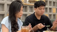 Dalam video ini Frans membandingkan kecepatan makannya dengan sang pacar. Sebagai pria, ia mengaku makannya memang jauh lebih cepat. Foto: Instagram fransfaisal_