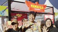 Begini potret Frans saat meninjau bisnis Mama Fuji ketika ikut festival kuliner. Ia terlihat serius mengembangkan bisnis keluarganya ini. Foto: Instagram fransfaisal_