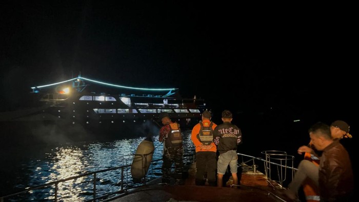 Kapal Aksar Saputra 07 yang mengangkut 231 penumpang dan anak buah kapal (ABK) menabrak sebuah pulau tidak berpenghuni di Kabupaten Halmahera Selatan (Halsel), Maluku Utara.