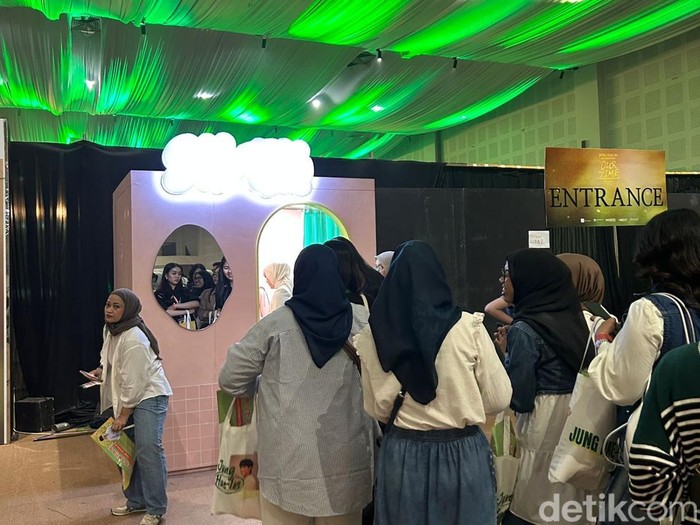 Interaksi Jung Hae In dan Fans di Fanmeeting yang Bikin Meleyot