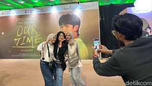 Interaksi manis Hae In di dengan fans di panggung kerap bikin senyum.