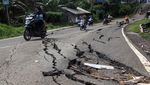 Pergerakan Tanah Bikin Jalan Retak dan Ambles di Sukabumi
