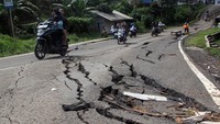Jalan yang retak ini berpotensi menyebabkan kecelakaan. 