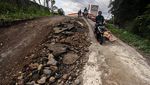 Pergerakan Tanah Bikin Jalan Retak dan Ambles di Sukabumi