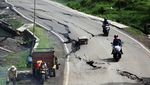 Pergerakan Tanah Bikin Jalan Retak dan Ambles di Sukabumi