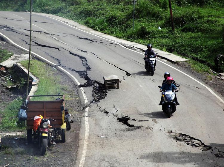 Pergerakan Tanah Bikin Jalan Retak dan Ambles di Sukabumi