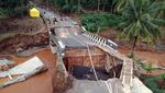 Jembatan Penghubung Pelabuhan Ratu-Geopark Ciletuh Rusak Diterjang Banjir