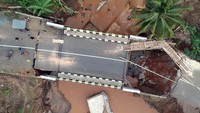 Jembatan yang rusak usai diterjang banjir itu mengakibatkan akses menuju Geopark Ciletuh terputus. 