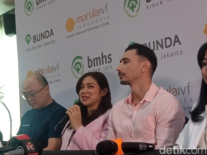 Jessica Iskandar saat menggelar jumpa pers kelahiran anak ketiga di RS Bunda Jakarta pada Minggu (8/12/2024).