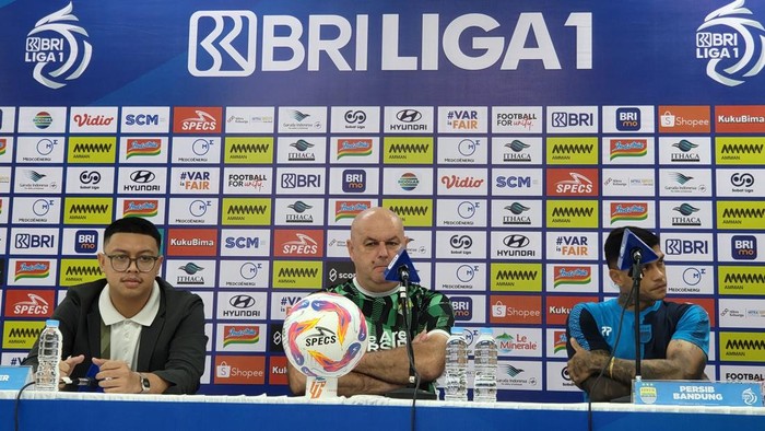 Jumpa pers Persib Bandung jelang menghadapi PSS Sleman di Stadion Manahan, Solo, Minggu (8/12/2024).