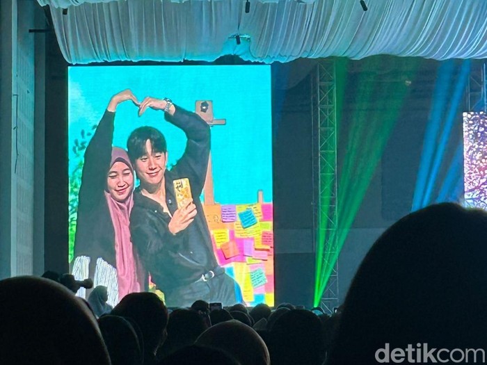 Jung Hae In dalam fanmeeting Our Time, tadi malam. Jung Hae In dalam fanmeeting Our Time, tadi malam.