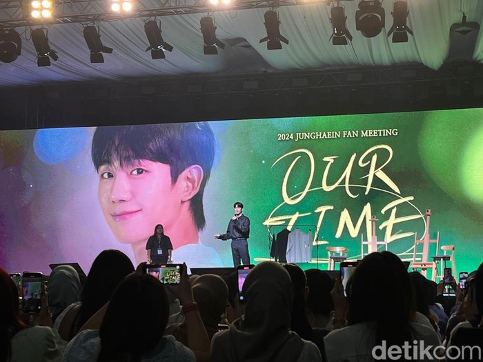 Jung Hae In dalam fanmeeting Our Time, tadi malam.