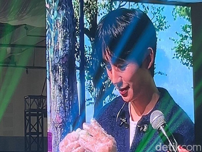 Jung Hae In dalam fanmeeting Our Time, tadi malam. Jung Hae In dalam fanmeeting Our Time, tadi malam.