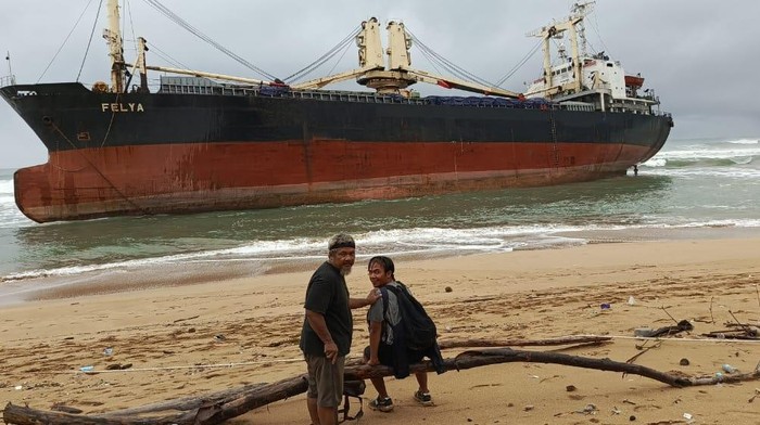 Kapal terdampar di Pantai Ujung Kulon