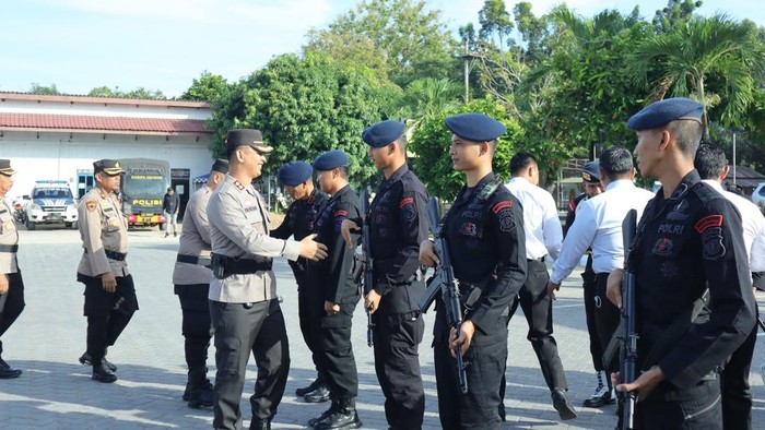 Kapolres melepas personel BKO dari Brimob (Foto: Dok Humas Polres Inhu)