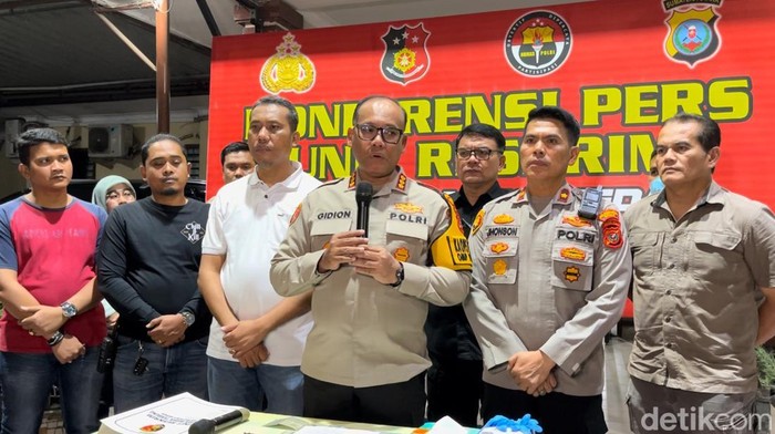 Kapolrestabes Medan Gidion Arif Setyawan saat Konferensi Pers di Polsek Medan Tembung, Sabtu (7/12/2024) malam.  (Kartika Sari/detikcom)