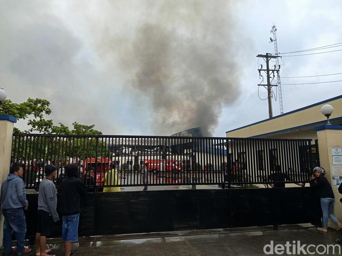 Kebakaran hebat di pabrik garmen PT Anugerah Abadi Magelang di Tempuran, Kabupaten Magelang, Minggu (8/12/2024).