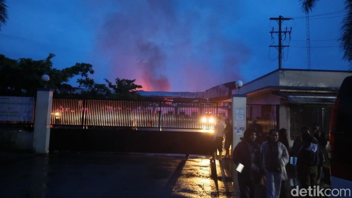 Kebakaran pabrik garmen di Tempuran, Magelang, Minggu (8/12/2024) padam. Foto diambil pukul 18.04 WIB.