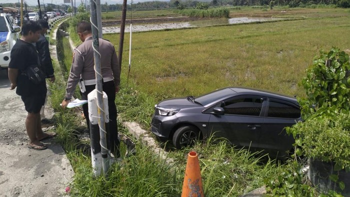 Kondisi mobil Brio yang nyemplung di area persawahan wilayah Pengasih, Kulon Progo, Minggu (8/12/2024).