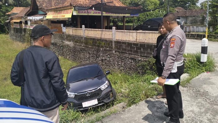 Kondisi mobil Brio yang nyemplung di area persawahan wilayah Pengasih, Kulon Progo, Minggu (8/12/2024).