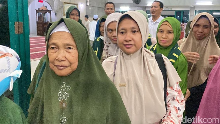 Majelis Taklim Al Fikri  di Tembalang, Semarang berangkat umrah bareng, Minggu (8/12/2024). Total ada 97 jemaah yang berangkat dari Masjid Kampus Undip Semarang.