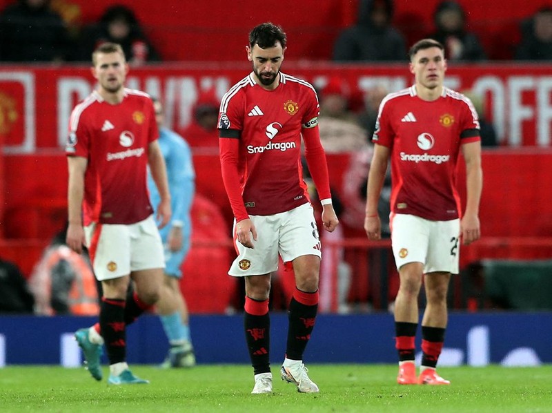 Soccer Football - Premier League - Manchester United v Nottingham Forest - Old Trafford, Manchester, Britain - December 7, 2024 Manchester United's Bruno Fernandes and teammates look dejected after Nottingham Forest's Chris Wood scores their third goal REUTERS/Scott Heppell EDITORIAL USE ONLY. NO USE WITH UNAUTHORIZED AUDIO, VIDEO, DATA, FIXTURE LISTS, CLUB/LEAGUE LOGOS OR 'LIVE' SERVICES. ONLINE IN-MATCH USE LIMITED TO 120 IMAGES, NO VIDEO EMULATION. NO USE IN BETTING, GAMES OR SINGLE CLUB/LEAGUE/PLAYER PUBLICATIONS. PLEASE CONTACT YOUR ACCOUNT REPRESENTATIVE FOR FURTHER DETAILS..     TPX IMAGES OF THE DAY