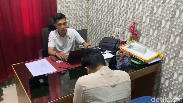 Oknum guru ponpes berinisial AH (40) diperiksa polisi usai dilaporkan melecehkan santriwati di salah satu pondok pesantren di Maros, Sulawesi Selatan (Sulsel).