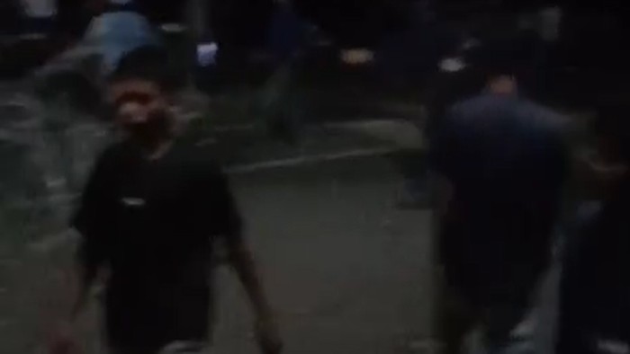 Massa pendukung paslon di Pilkada Jeneponto mengamuk di depan gudang KPU saat rekapitulasi suara.