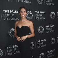 Duchess of Sussex tampil elegan dalam balutan gaun hitam strapless rancangan Oscar de la Renta. Gaun tersebut hadir dalam model strapless yang memungkinkan perempuan 43 tahun itu memamerkan bahunya. (Foto: Richard Shotwell/Invision/AP)