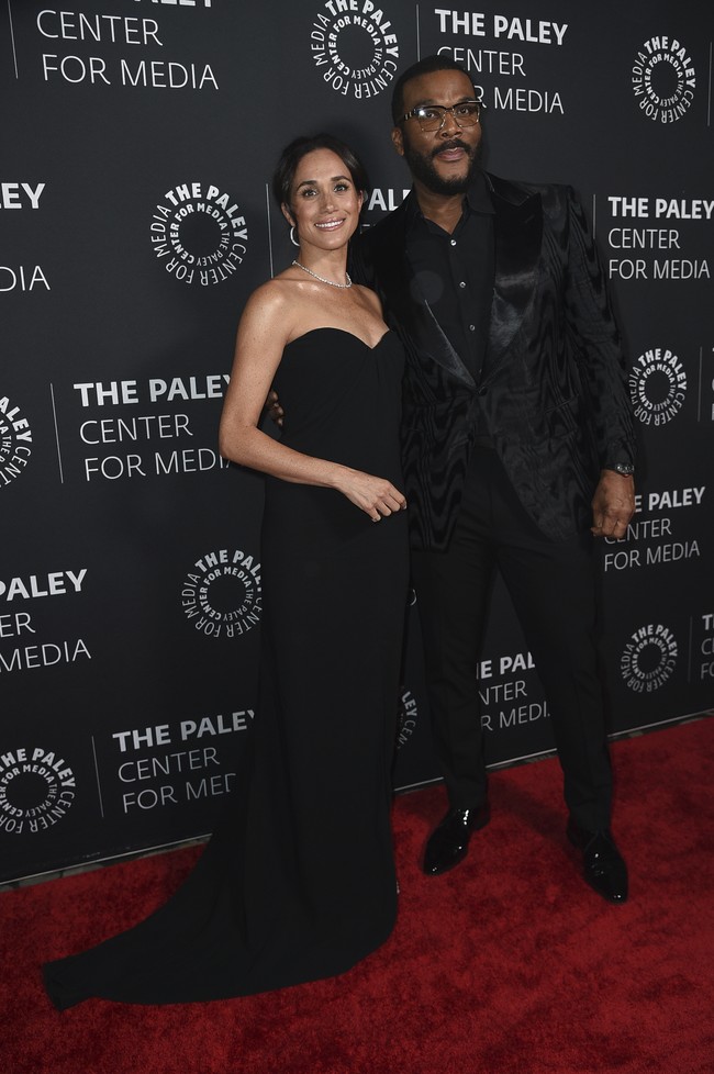 Meski tanpa Pangeran Harry, Meghan tetap memberikan senyuman terbaiknya. Ia datang untuk memberikan dukungan bagi sahabatnya, aktor dan sutradara Tyler Perry. Ia menerima penghargaan tertinggi dari Paley Center for Media. Markle terlihat akrab berbincang dengan Perry di karpet merah, bahkan berbagi pelukan hangat sebelum mereka menuju meja gala yang juga dihadiri aktris Kerry Washington. (Foto: Richard Shotwell/Invision/AP)