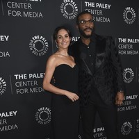 Meski tanpa Pangeran Harry, Meghan tetap memberikan senyuman terbaiknya. Ia datang untuk memberikan dukungan bagi sahabatnya, aktor dan sutradara Tyler Perry. Ia menerima penghargaan tertinggi dari Paley Center for Media. Markle terlihat akrab berbincang dengan Perry di karpet merah, bahkan berbagi pelukan hangat sebelum mereka menuju meja gala yang juga dihadiri aktris Kerry Washington. (Foto: Richard Shotwell/Invision/AP)