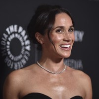 Ia kemudian melengkapi gayanya dengan sepasang high heel sandals minimalis Celine. Tidak ketinggalan aksesori mewah kalung custom Logan Hollowell serta gelang Cartier Love. (Foto: Richard Shotwell/Invision/AP)