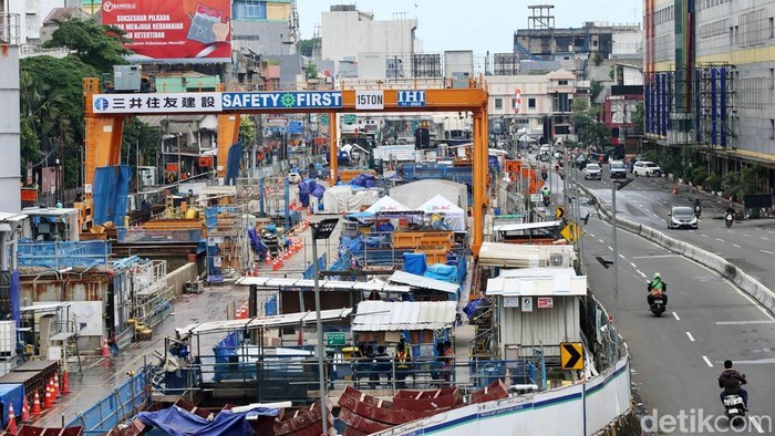 Melihat Progres Terkini Proyek MRT Jakarta Fase 2A Proyek pembangunan MRT Jakarta Fase 2A terus dikebut. Yuk lihat progres terkini pembangunannya.