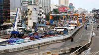 Pembangunan MRT fase 2A sepanjang 5,8 kilometer terdiri atas enam stasiun bawah tanah, yaitu Thamrin, Monas, Harmoni, Sawah Besar, Mangga Besar, dan Glodok, serta satu stasiun at grade/di atas tanah (Kota). 