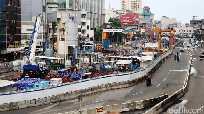 Melihat Progres Terkini Proyek MRT Jakarta Fase 2A Proyek pembangunan MRT Jakarta Fase 2A terus dikebut. Yuk lihat progres terkini pembangunannya.