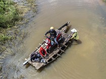 Mengais Rezeki di Tengah Banjir Jambi