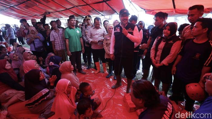 Mensos Gus Ipul kunjungi pengungsi banjir Pasuruan