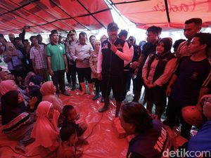 Mensos Gus Ipul Hibur Korban Banjir Pasuruan di Posko Pengungsian