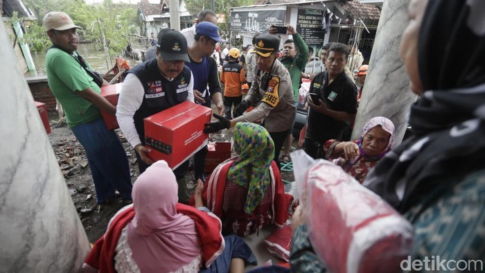 Mensos Gus Ipul kunjungi pengungsi banjir Pasuruan