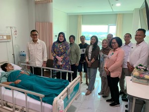 Menteri P2MI Jenguk PMI Ilegal yang Sempat Koma di Malaysia