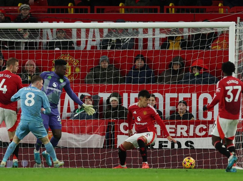 Soccer Football - Premier League - Manchester United v Nottingham Forest - Old Trafford, Manchester, Britain - December 7, 2024 Manchester United's Andre Onana and Lisandro Martinez look on as Nottingham Forest's Chris Wood scores their third goal Action Images via Reuters/Lee Smith EDITORIAL USE ONLY. NO USE WITH UNAUTHORIZED AUDIO, VIDEO, DATA, FIXTURE LISTS, CLUB/LEAGUE LOGOS OR 'LIVE' SERVICES. ONLINE IN-MATCH USE LIMITED TO 120 IMAGES, NO VIDEO EMULATION. NO USE IN BETTING, GAMES OR SINGLE CLUB/LEAGUE/PLAYER PUBLICATIONS. PLEASE CONTACT YOUR ACCOUNT REPRESENTATIVE FOR FURTHER DETAILS..